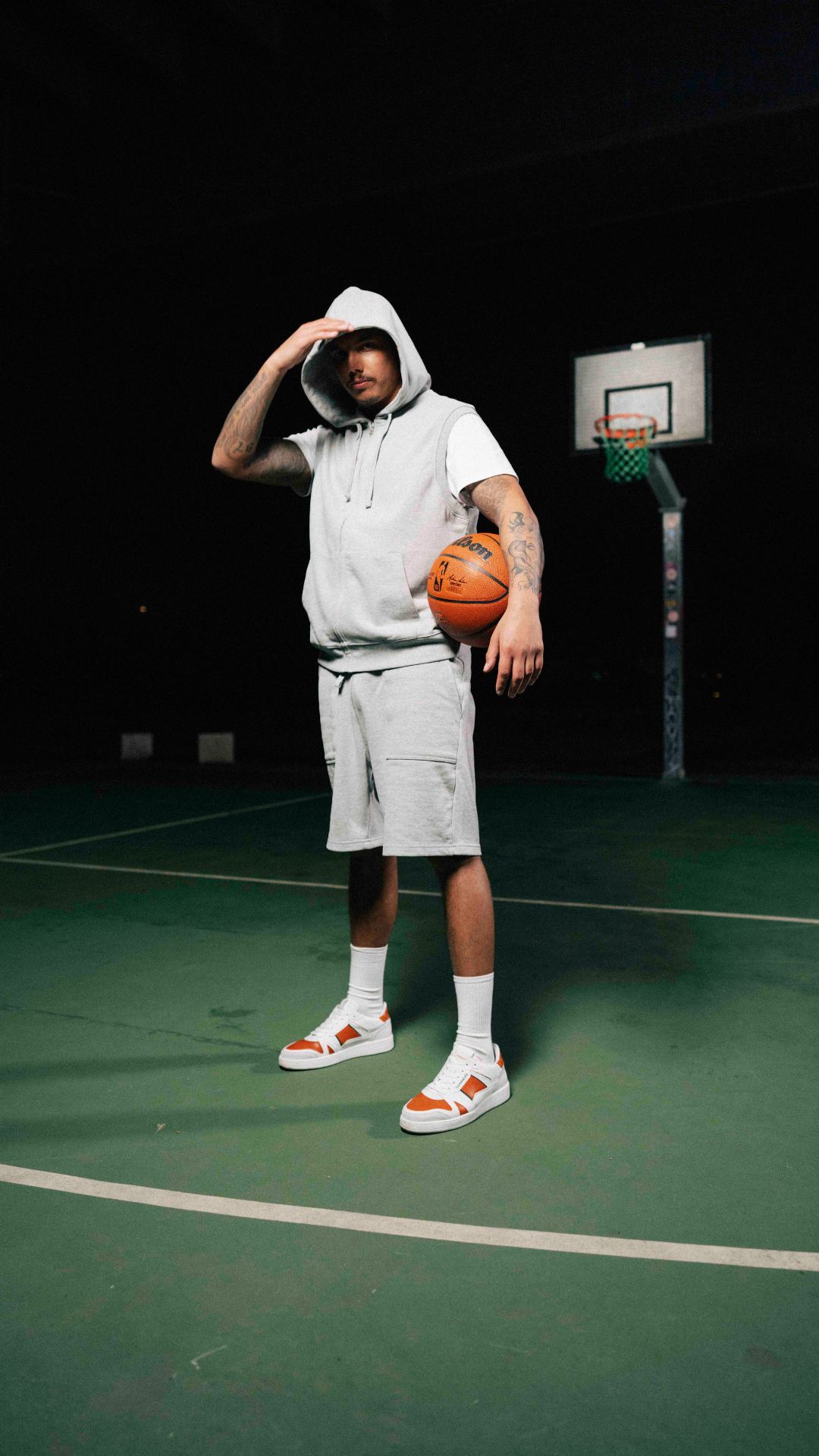 Basketballspieler mit Tanners Sneaker auf Basketlabbplatz